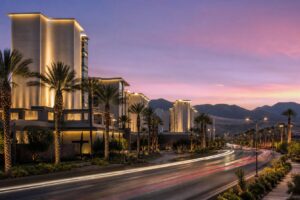 Gatuvy i Las Vegas i skymning med upplysta hotellbyggnader och ökenberg i bakgrunden, utan skyltar